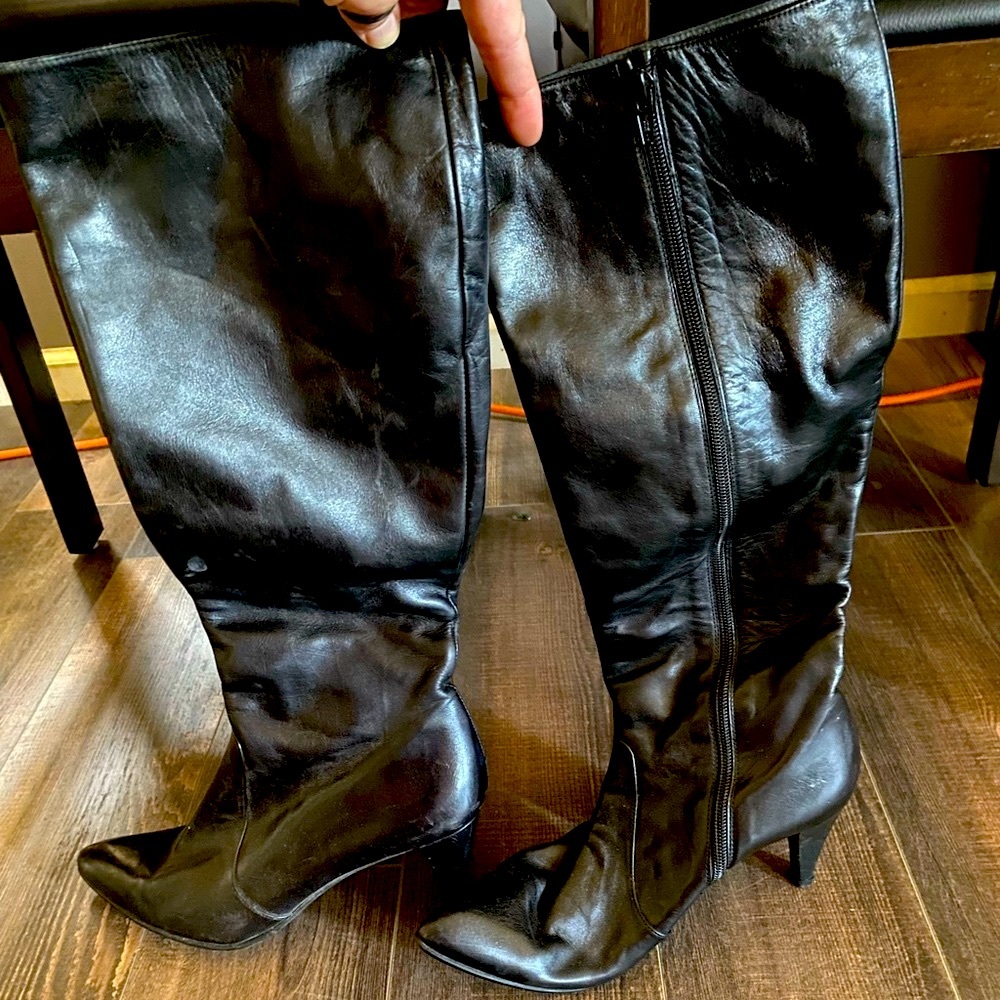 ✨SO COMFY!! Black leather Stuart Weitzman tall zip-up boots- women’s size 9.5 - Picture 2 of 8